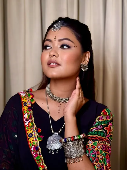 A modern take on a traditional Navratri look. We created a sharp winged liner and used earthy tones, paired with oxidized silver jewellery for a contemporary garba night style.