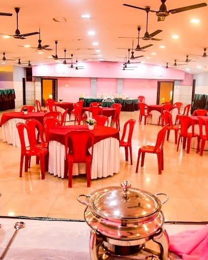 The dining hall at Grand Celebration banquet in Seawoods, set up with round tables. This hall is near the station and offers veg food packages starting from 400 Rs per person.