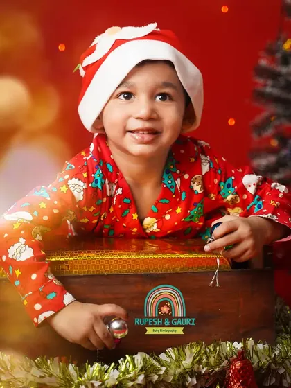 Popping out of a present. This playful shot is from our Christmas celebration mini-sessions in Navi Mumbai.