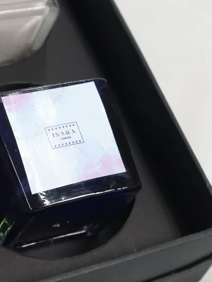 A deep blue candle from our square jar collection, presented in a premium gift box. The rich color provides a sense of calm and luxury.