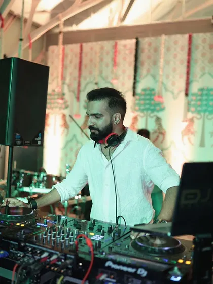 From the wedding hustle to the dance floor rush, I bring the energy everywhere. Here's a look at a beautiful wedding event with decor by A New Knot.