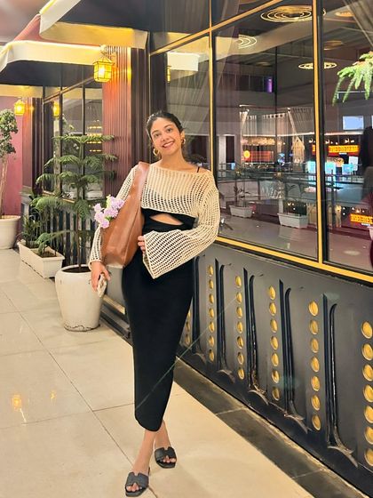 Taking this outfit from a restaurant to a stroll. It’s versatile enough for different settings, which is key for a functional wardrobe.