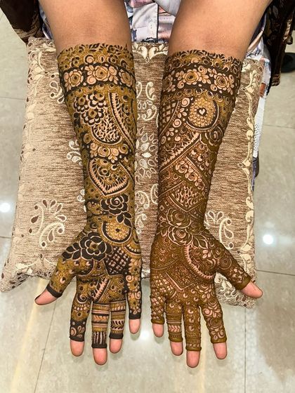 This non-bridal design features bold, Arabic-style elements mixed with traditional Indian patterns. It’s a beautiful fusion look.