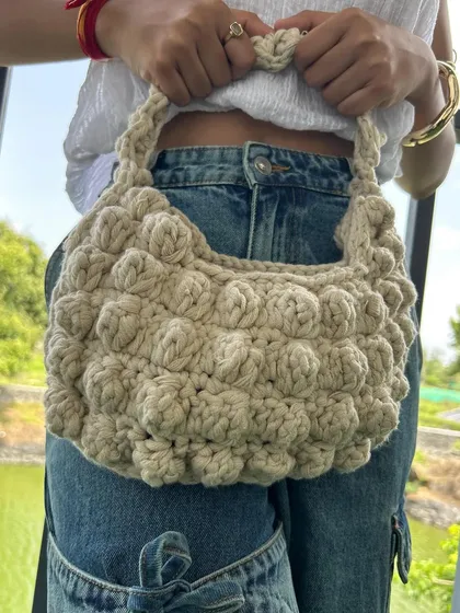 I love the texture of this crochet puff stitch bag. It's a super trendy and stylish accessory, and the chunky stitches make it both sturdy and soft. It’s a great statement piece to add to your wardrobe.