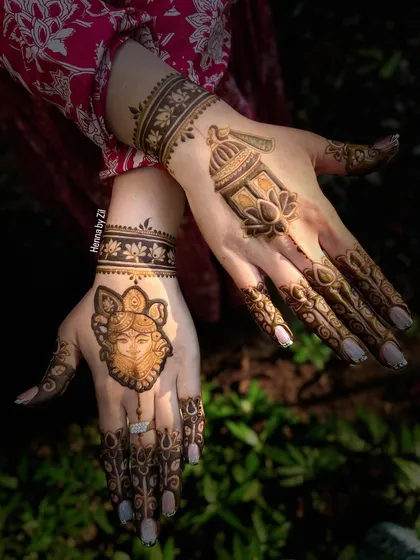 A creative and artistic design featuring a Shreenathji portrait on one hand and a lotus lantern on the other. A perfect blend of spiritual and beautiful.