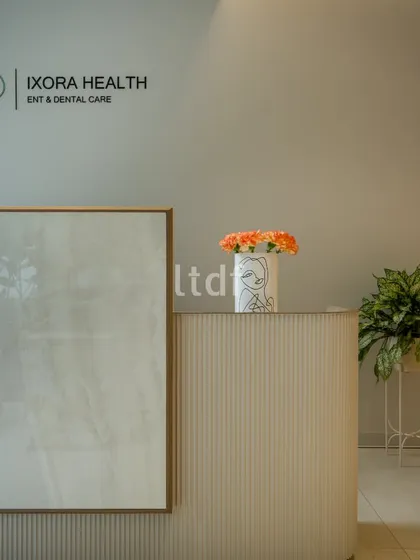 The reception area of the Ixora Health clinic welcomes visitors with a blend of soft colors and warm, neutral tones. This harmonious mix creates a positive and comfortable environment, ensuring a pleasant and calming experience for patients from the moment they enter.