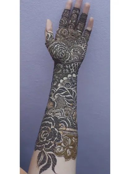 Another view of the intricate floral and Indian patterns on the left arm. You can see the fine lines and shading work that go into these heavy festive designs.