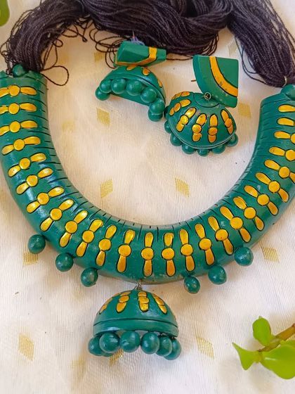 A duplicate image of the green and gold 'hansli' set.