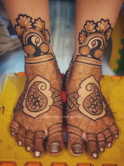 This unique bridal foot design features paisley motifs on the top of the feet, surrounded by delicate patterns.