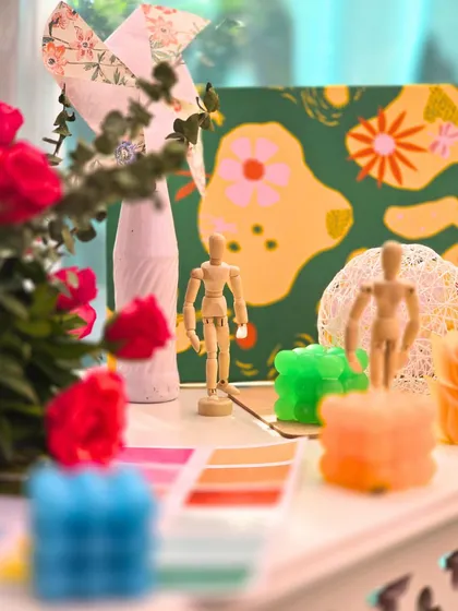 A close-up of the artistic table decor, with miniature easels, paint palettes, and other details that celebrate the couple's passion for art.