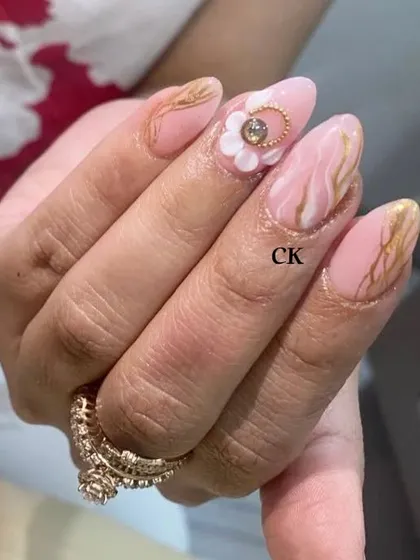A close-up of this intricate design, showing the gold marble effect over a pink base and the detailed 4D flower with a gold bead center.