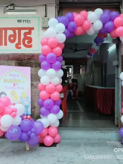 A welcoming balloon arch in pink, purple, and white at the entrance of a hall for a princess themed birthday party, setting the magical tone right from the start.