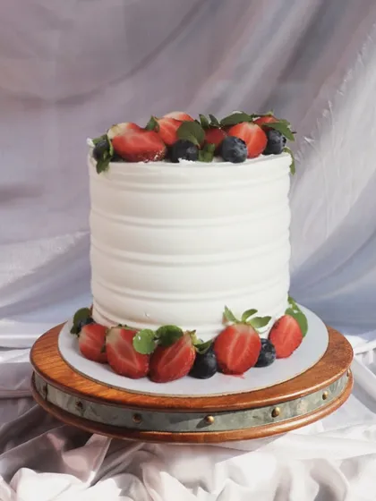 A classic combination of fresh strawberries and blueberries on a beautifully textured single-tier cake. This French Strawberry flavor is always a crowd-pleaser.