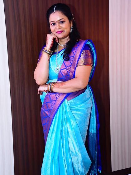 Kruthika wanted a very simple look for her house warming. I gave her a clean base, defined eyes, and a soft lip color to match her bright blue saree.