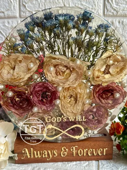 Preserve a special bouquet in a simple yet beautiful way with our tabletop resin blocks. This 8-inch round block encases engagement flowers and is paired with a custom-engraved teakwood stand. It's a perfect decorative piece for a desk or shelf.