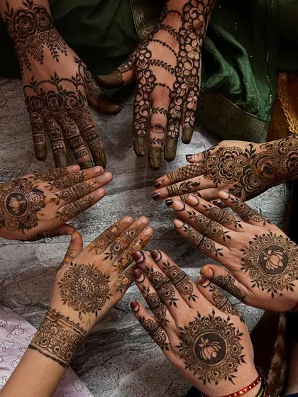 Nothing makes me happier than a group henna session. Here are several different designs I created for a party, showing how each person can get a unique mehendi style, from mandalas to leafy vines.