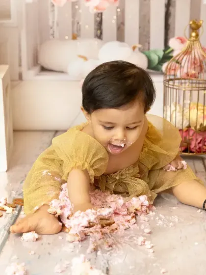Digging in with both hands. I encourage kids to be themselves, and the result is always genuine moments of exploration and joy during their cakesmash session.