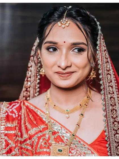 Breaking stereotypes with a clean and simple look for Vidhi's beautiful Gujarati Panetar saree. The makeup was designed to be elegant and understated, letting the beauty of the traditional attire speak for itself.