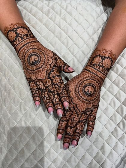 A gorgeous mandala design on the back of the hands. The central elephant motif is surrounded by fine, circular patterns, creating a look that is both traditional and chic.