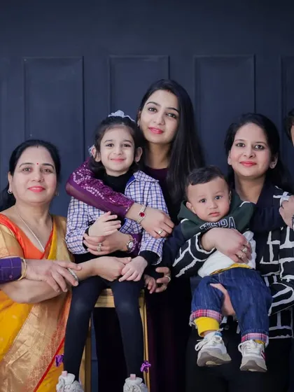 A beautiful extended family portrait. Getting everyone to smile and look connected in a large group is my specialty. The coordinated outfits help create a cohesive and polished look.