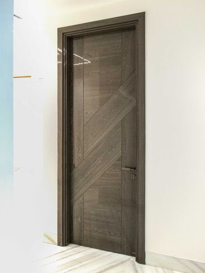 A full view of the Sucupira dyed grey veneer door with a modern diagonal pattern. The cool grey tones and clean lines make it a sophisticated choice for contemporary interiors.