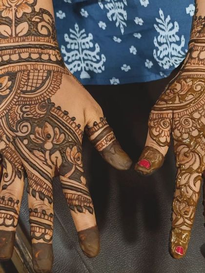 A different style of party mehendi, with more focus on flowing, Arabic-style patterns.