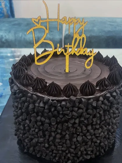 Sometimes, the flavour is the main event. This is my rich chocolate truffle cake, generously covered in chocolate chips for a decadent experience. It’s a simple yet incredibly popular choice for anyone who loves a classic, delicious chocolate cake.