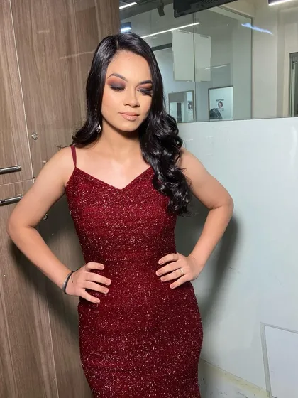 A glamorous look for an evening party. The deep red shimmery dress is paired with a dramatic smokey eye and soft curls for a classic Hollywood vibe.