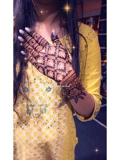 A beautiful design with a checkerboard pattern filled with tiny elephants. The floral band at the wrist adds a soft, feminine touch.