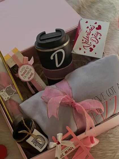 This Valentine's hamper is a cozy and sweet gift, with a personalized tumbler, a comfy t-shirt, and some delicious chocolate treats.