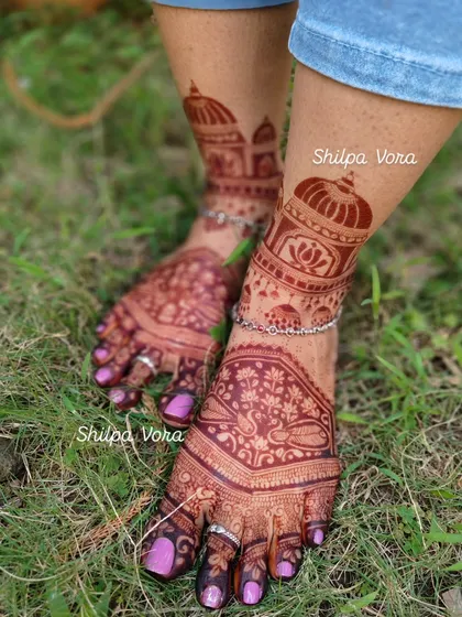 Your feet deserve to be adorned too. This is an example of intricate bridal-style mehndi for the feet, featuring traditional dome motifs and delicate patterns that complement your overall look.