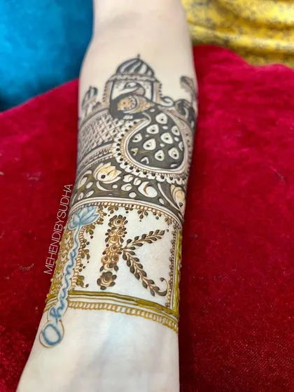 Customization can also be about initials. Here, the bride's initial 'K' is beautifully woven into the design, along with a depiction of the 'gatbandhan' ceremony.