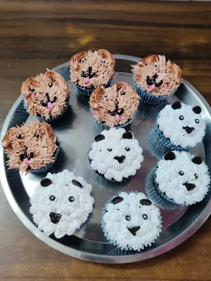 These custom cupcakes are perfect for kids' parties or for anyone who loves a bit of fun. I can create cute animal faces like these fluffy bears and pandas using buttercream frosting, bringing a personal and playful touch to your celebration.