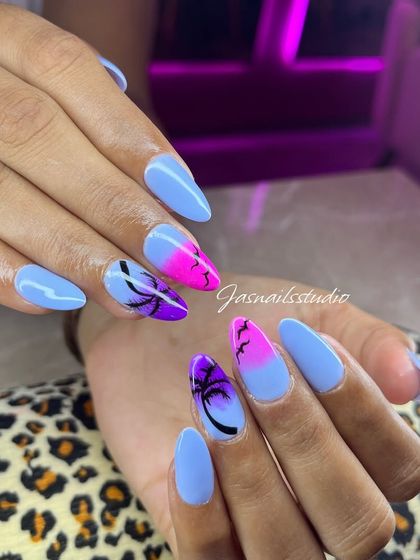 A close-up of the beachy sunset nails. You can see the little birds I painted flying over the palm trees.