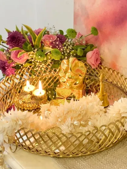 This luxurious gold mirror serving tray, with its delicately handcrafted jail rim, is perfect for creating a stunning display for pujas, festivals, or as a base for an opulent gift hamper.