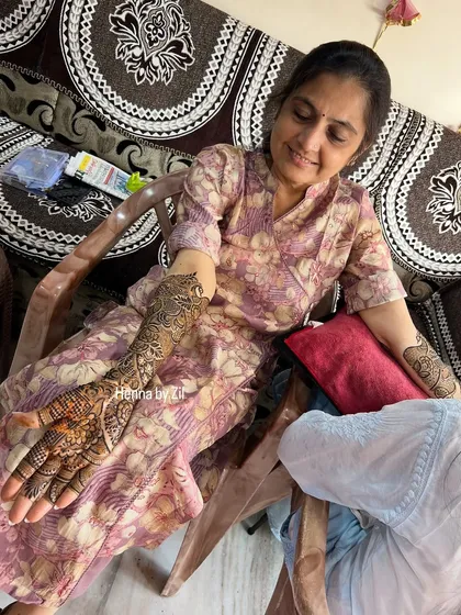 A special design for the mother of the bride. It's always an honor to create mehendi for the moms.