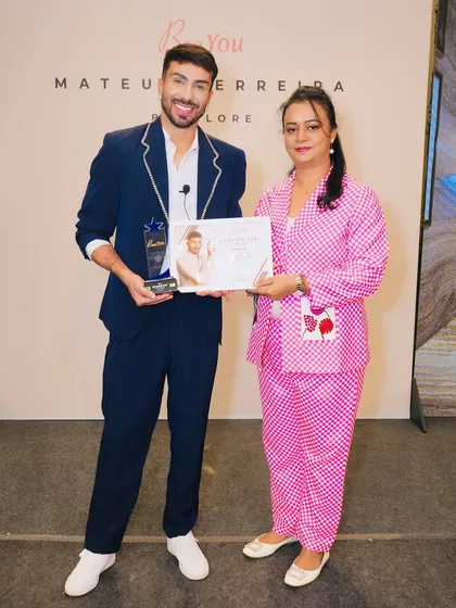 I was so happy and proud to be certified by the renowned Brazilian makeup expert, Mateus Ferreira. This moment represents my commitment to constantly upgrading my skills so I can bring you the latest international techniques in my classes.