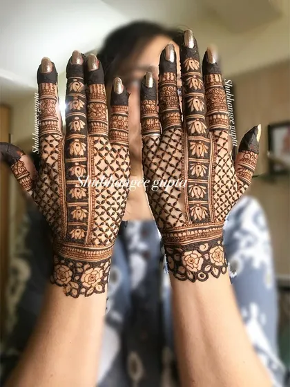 A beautiful example of a jaali pattern on the back of the hands. The rose cuff adds a touch of modern elegance to this traditional design.