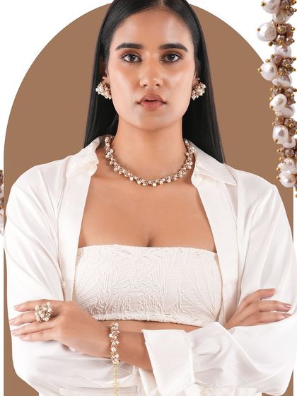 This layered mala made with baroque pearls is a classic piece from our URBANIA necklace collection.
