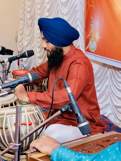 Another angle from the Ghatkopar concert, showing the interaction with the harmonium player who provides the lehra.