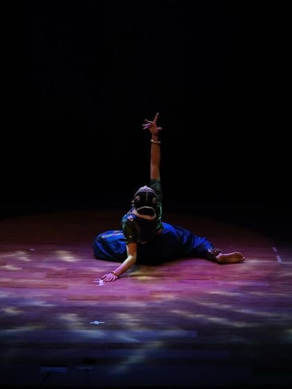 A quiet moment of introspection from 'Ananta'. Even in a dynamic performance, these pauses are vital for conveying the emotional depth of the choreography.