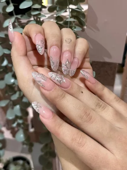 The way the light hits these metallic nails is just incredible. It’s a guaranteed head-turner.