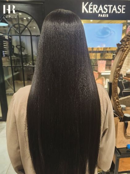 The final result of a Nanoplastia treatment on long hair. The finish is perfectly straight, smooth, and has a mirror-like shine.