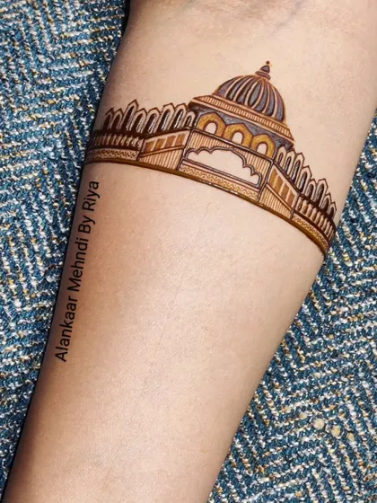 The palace arm band outline with shading, ready for more detailed patterns to be added.