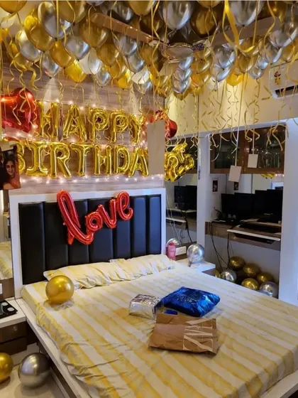 A classic gold and silver themed room decoration. We filled the ceiling with balloons and added "Happy Birthday" and "Love" foil balloons for a festive and celebratory surprise.