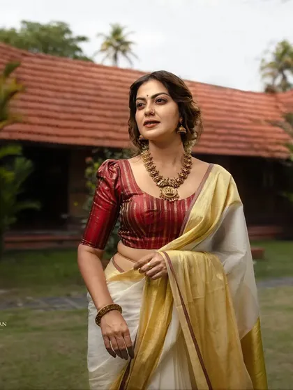 Anusree looking effortlessly beautiful in a traditional Kerala saree. It was a pleasure to create these looks with her.
