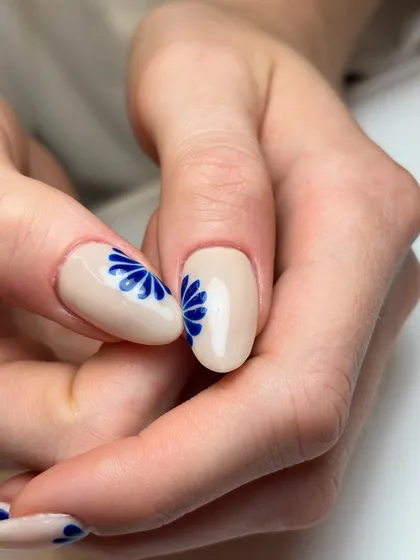 A little piece of art to take back to Switzerland. This minimal design features a simple, elegant cobalt blue floral pattern on a neutral base.