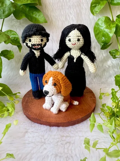 This family portrait in crochet features a couple and their sweet beagle. The dolls are attached to a solid wood base, making them a perfect display piece for your home.