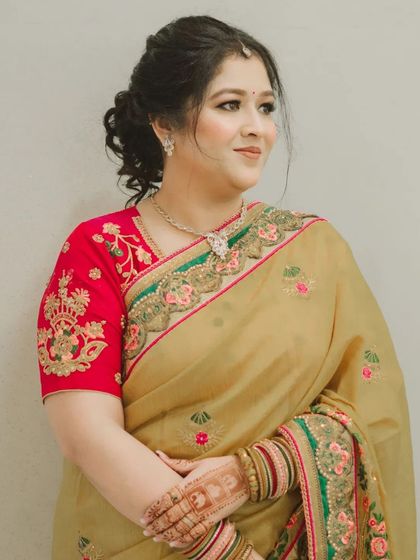 Another beautiful shot of this classic and elegant party makeup.