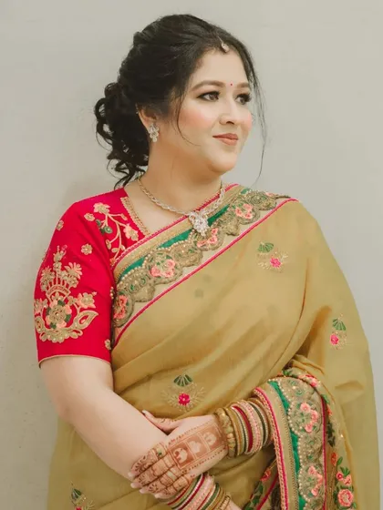 Another beautiful shot of this classic and elegant party makeup.
